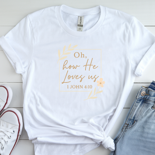 Oh, How He Loves Us – 1 John 4:10 Tee